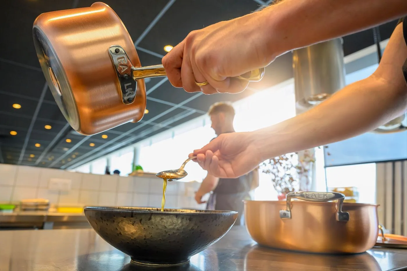 Kuhar z bakreno ponvijo Falk Culinair v profesionalni kuhinji