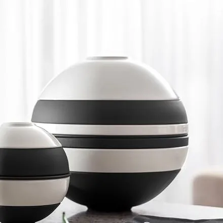 Črno-beli La Boule na kuhinjskem pultu