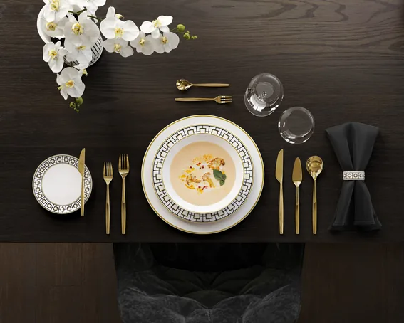 Villeroy & Boch MetroChic – pogrnjena miza s krožniki z zlatim geometrijskim vzorcem