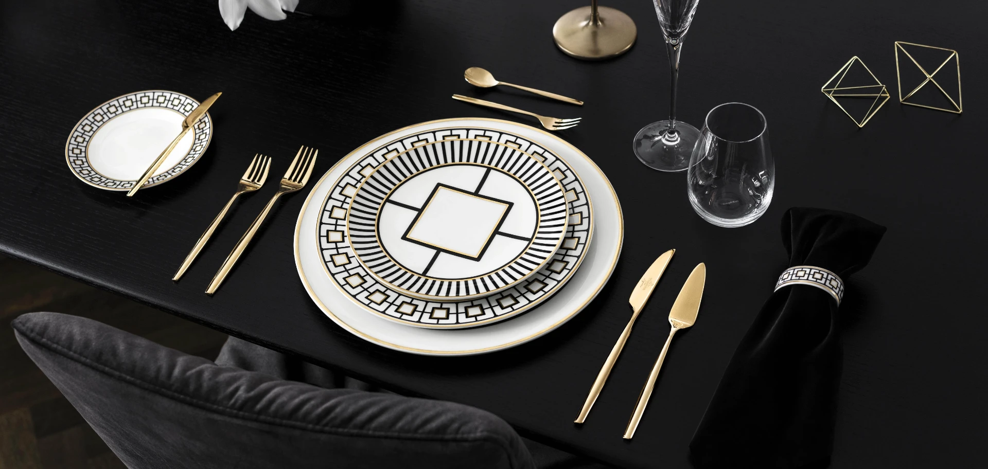 Villeroy & Boch MetroChic – pogrnjena miza s krožniki z zlatim geometrijskim vzorcem
