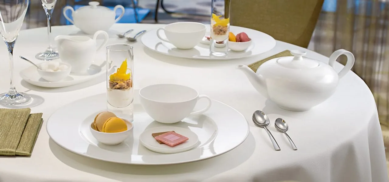 Miza za zajtrk s porcelanom Stella Hotel in čajnikom